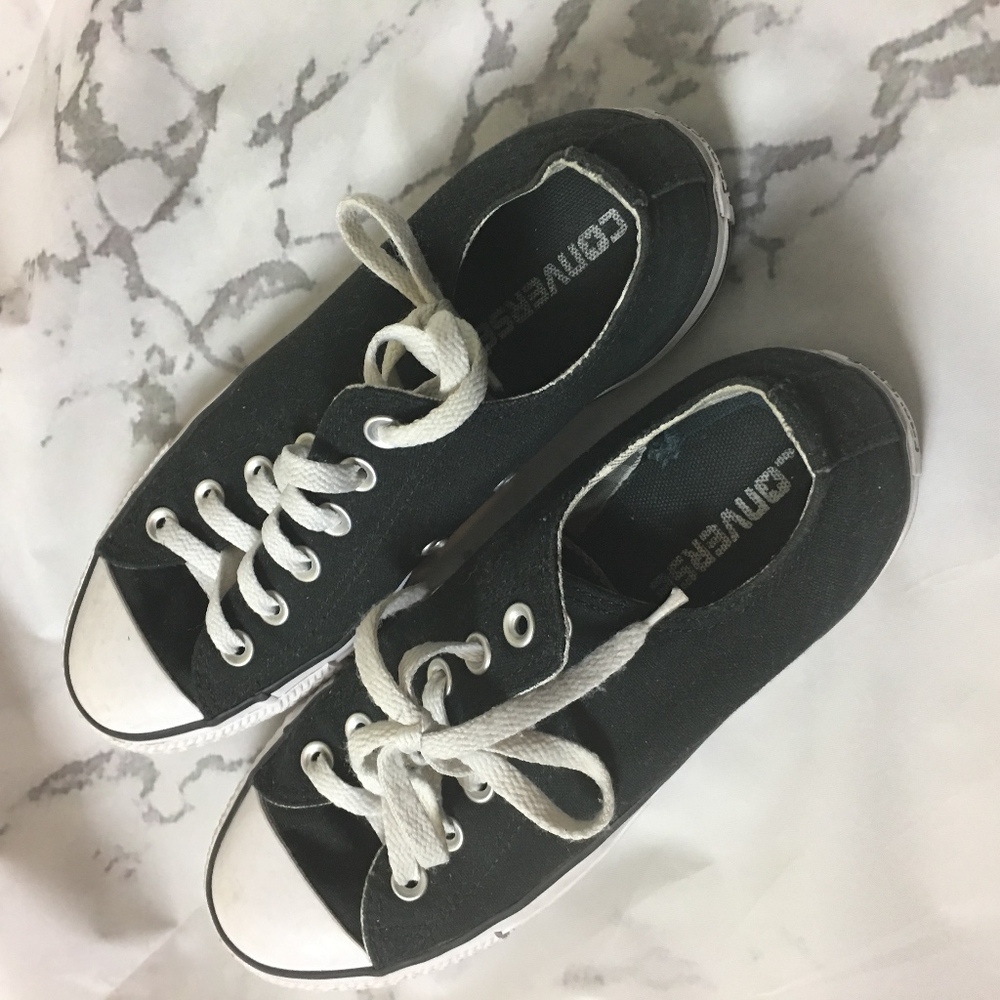 Black and white converse (chuck Taylors)
